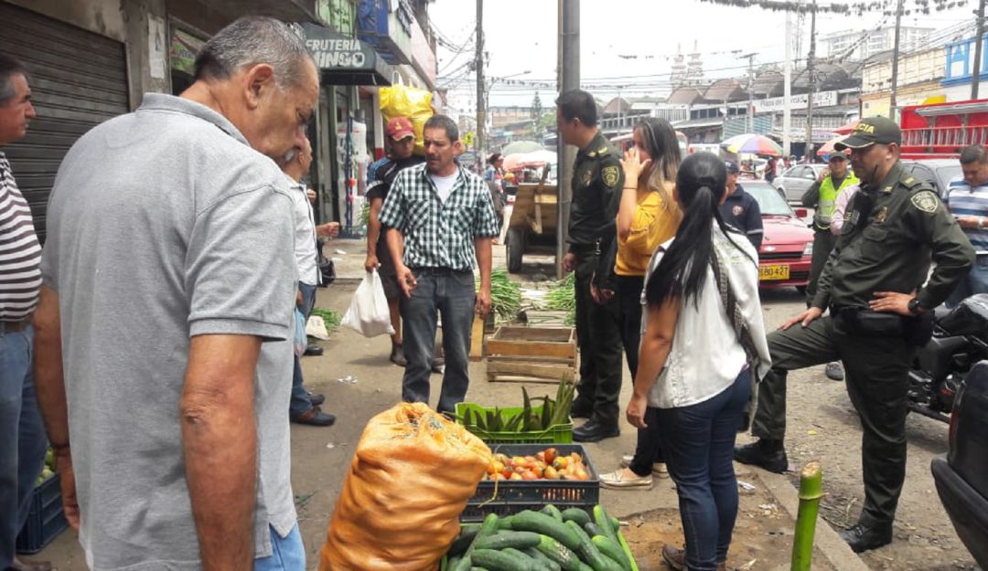 Operativo de cierre de bodegas en la plaza de mercado de la 21.