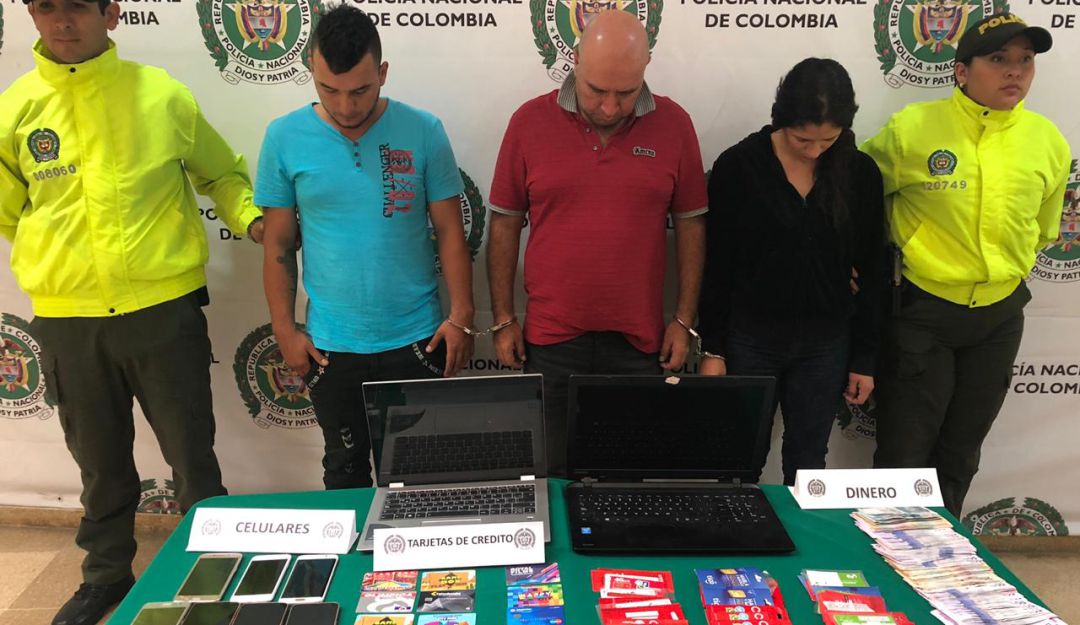 Una mujer y dos hombres fueron capturados con celulares, tarjetas de crédito y dinero en efectivo