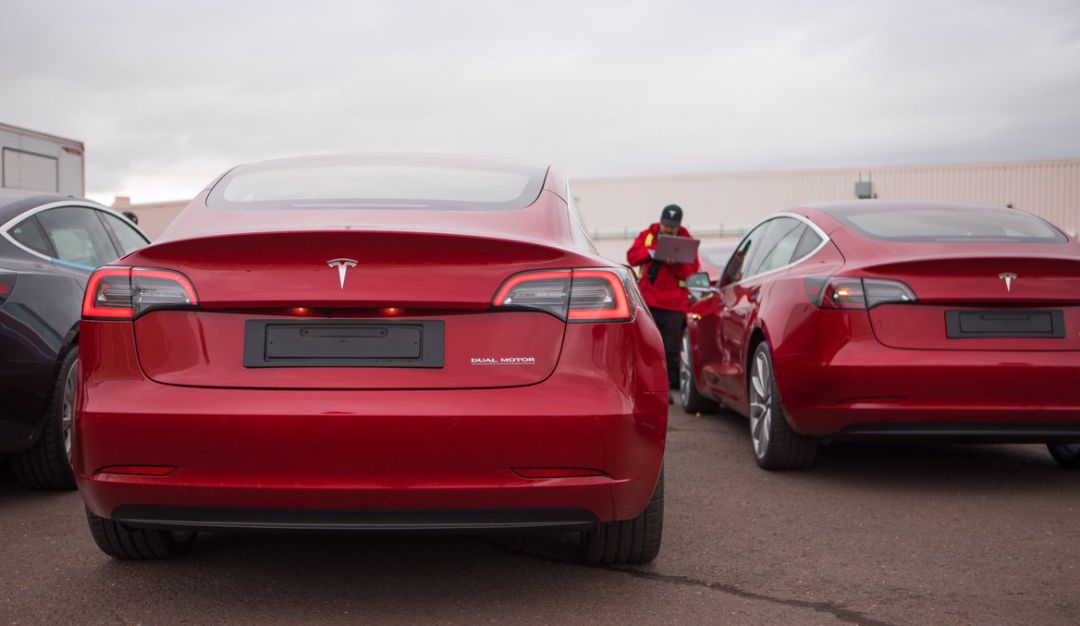 Autos eléctricos: Tesla se despide de los concesionarios y presenta el Model 3