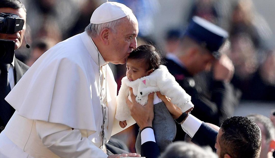 El papa dice que quien cuida a los niños "está del lado de Dios"