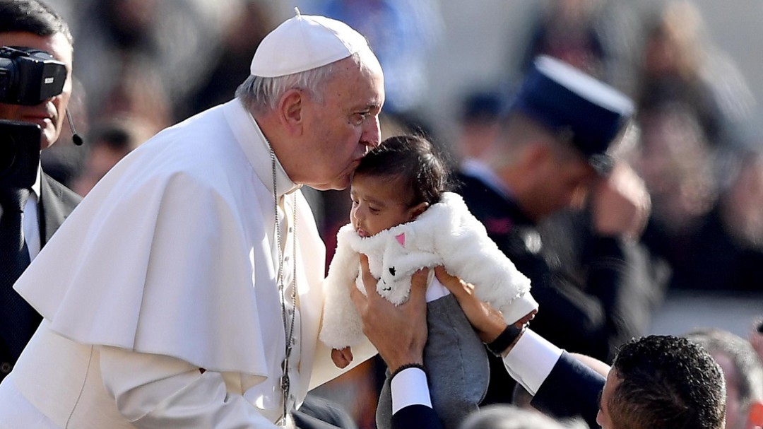 El papa dice que quien cuida a los niños "está del lado de Dios"