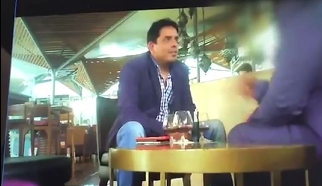 Captura de pantalla del video que divulgó la Fiscalía, del momento en que Bermeo recibe el dinero.