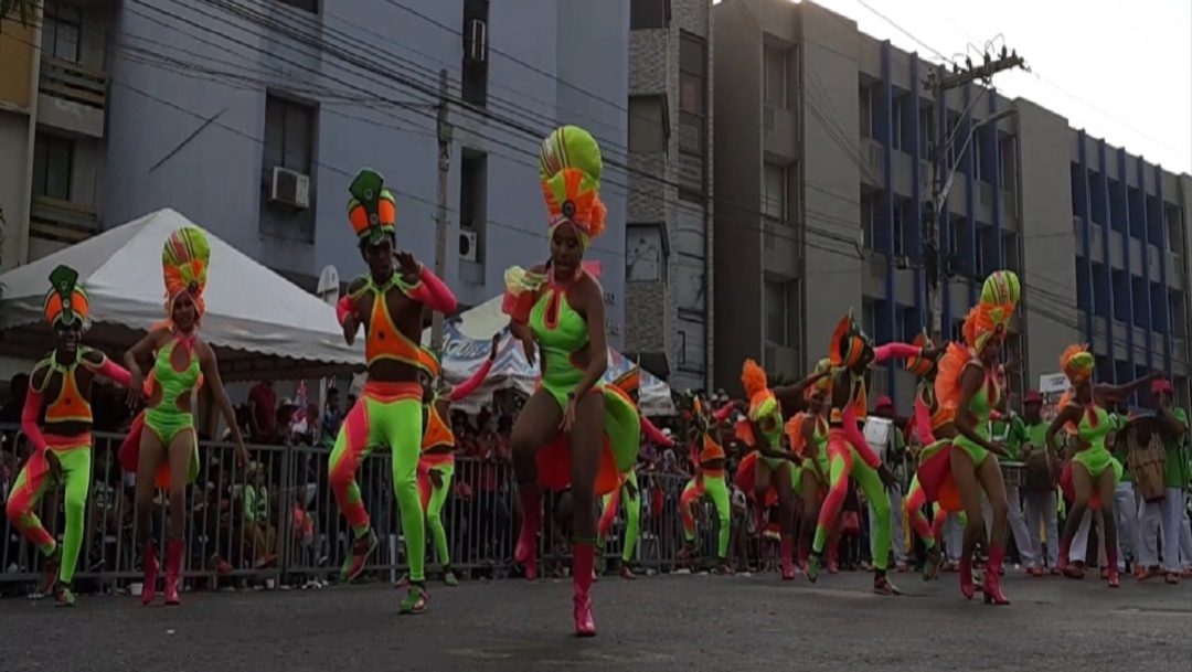 La tradición se tomó el bordillo del Carnaval de la 44