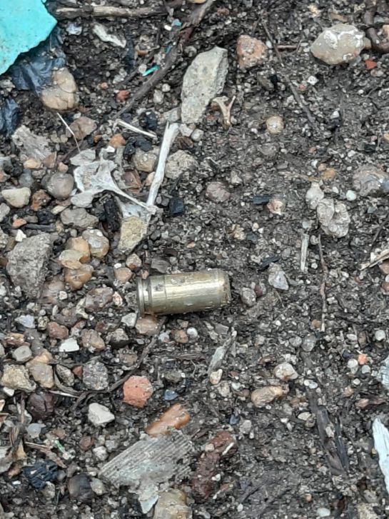Aparecieron casquillos de balas nueve milímetros en el exterior de su residencia. Aparecieron casquillos de balas nueve milímetros en el exterior de su residencia.