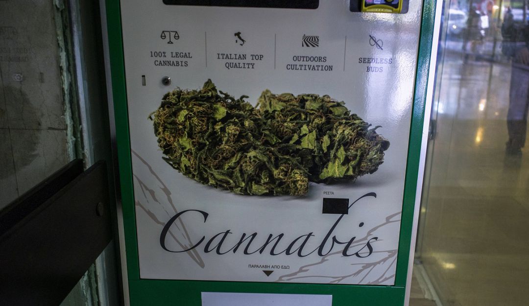 Maquina de marihuana: Instalan primera máquina distribuidora de cannabis en Grecia