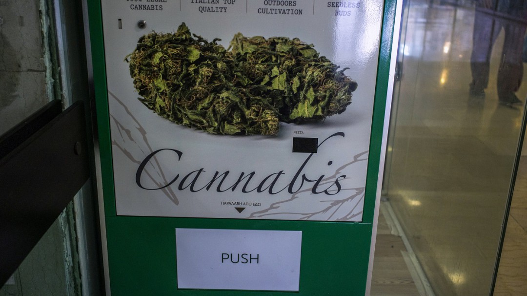 Instalan primera máquina distribuidora de cannabis en Grecia