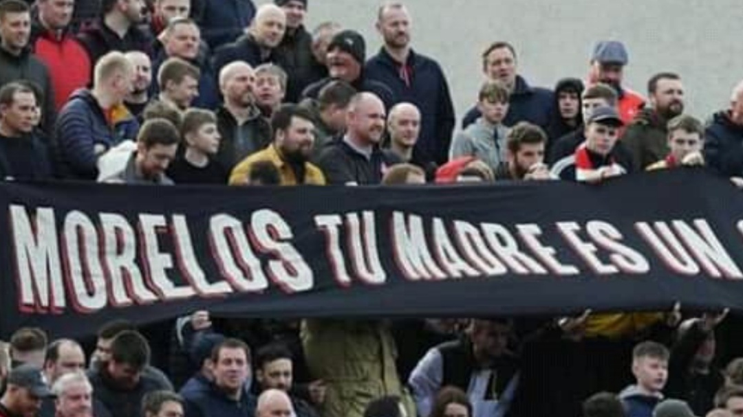 Hinchas del Aberdeen quisieron insultar a Morelos pero salió mal
