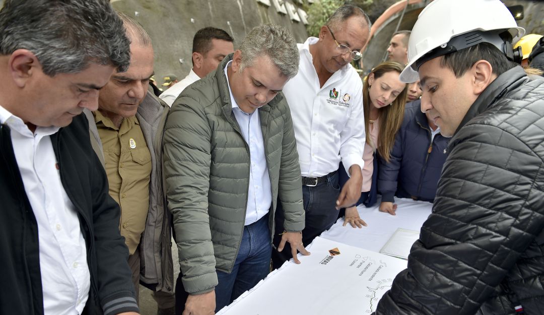 Duque firma decreto que crea “Pliegos tipo” en Obras de Infraestructura