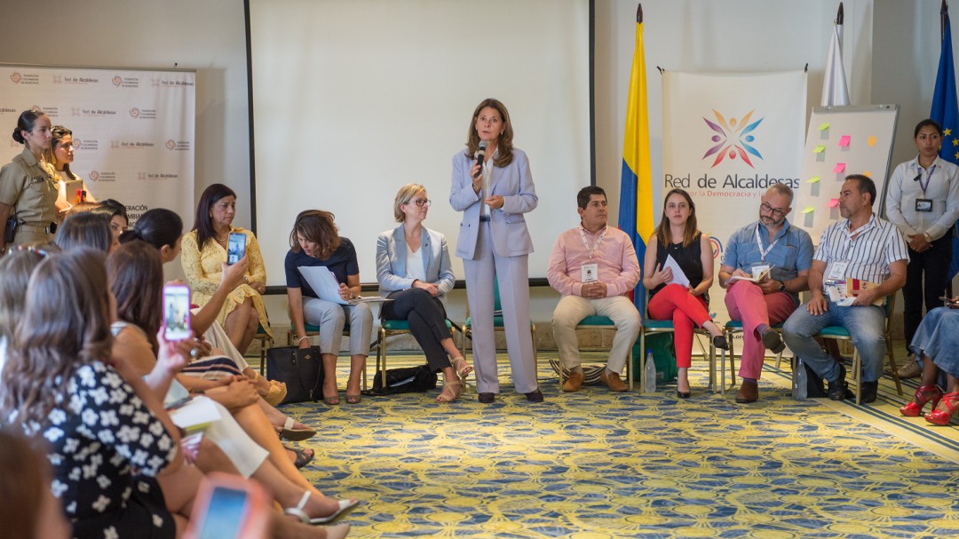 "Mujer que se meta en política no debe sentirse limitada": Vicepresidenta