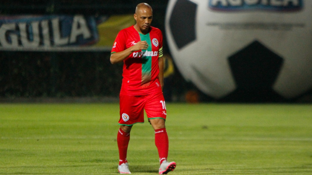 Mayer Candelo se retira del fútbol y debutará como DT