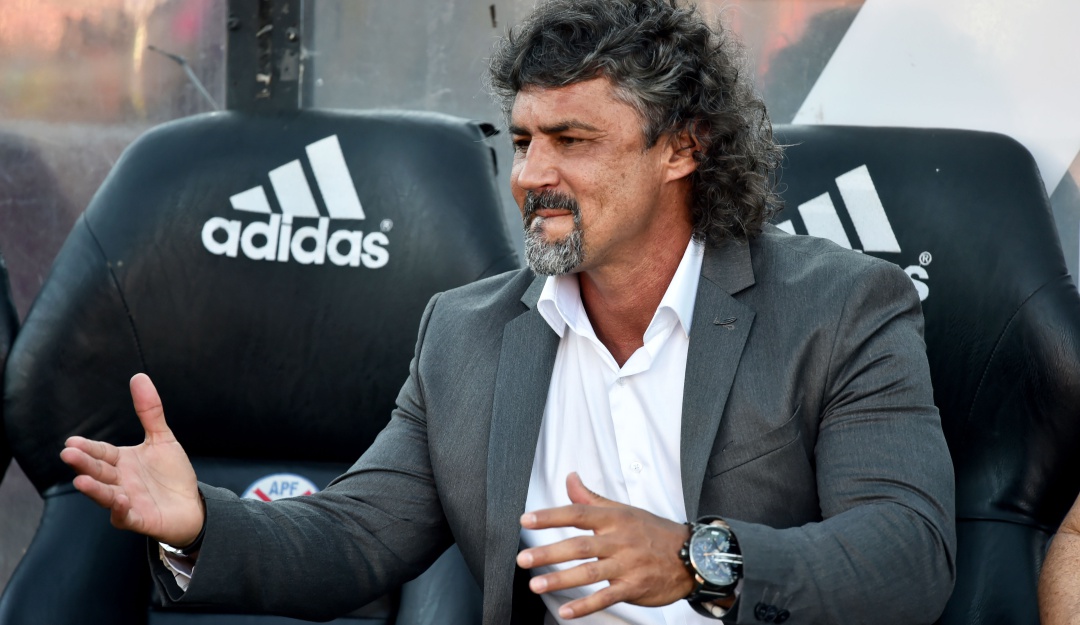 Leonel Álvarez Libertad: Leonel Álvarez goleó en Libertadores, pero no seguiría en Libertad