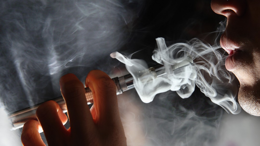 Estudio vincula uso de cigarrillos electrónicos con problemas cardíacos