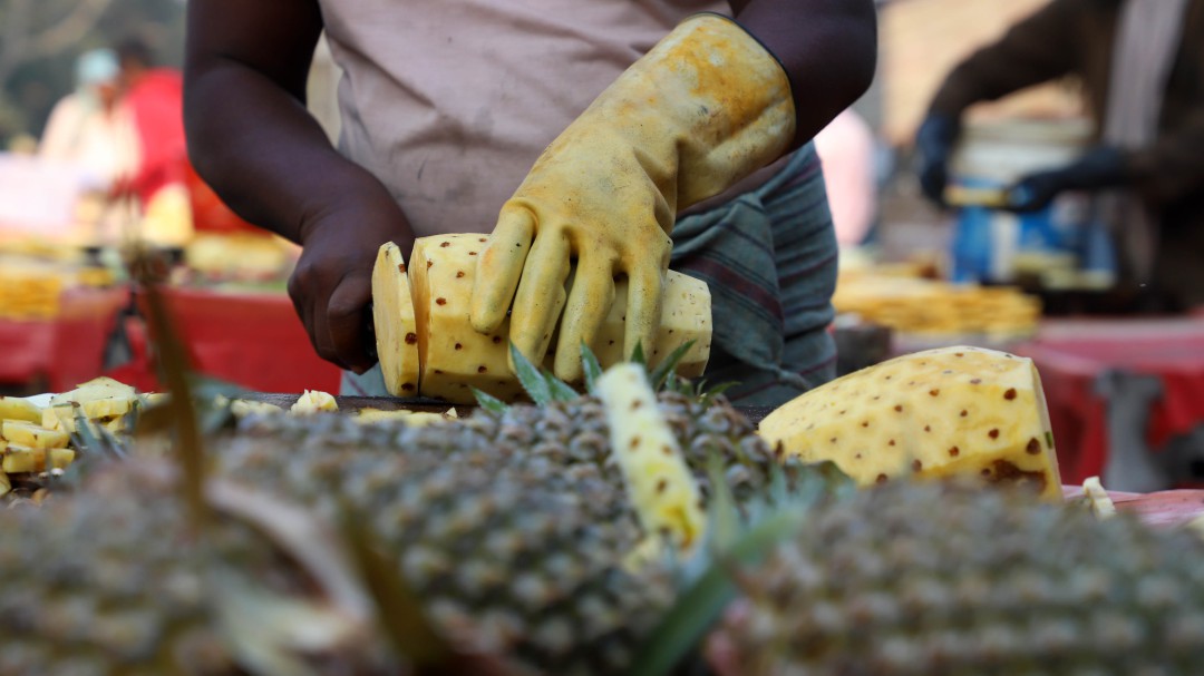 ¿Usted si sabe comer piña? Gracioso video enseña una manera nunca pensada