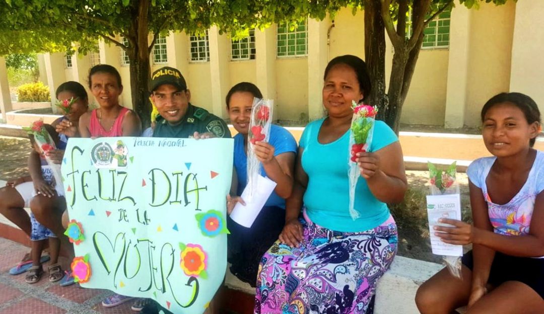 Policía de Bolívar día de la mujer: Policía de Bolívar sorprende a las mujeres bolivarenses en su día