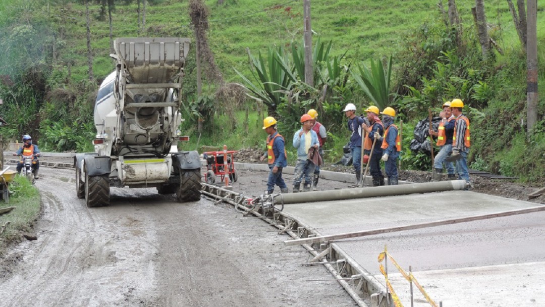 Un kilómetro de vía pavimentada por semana