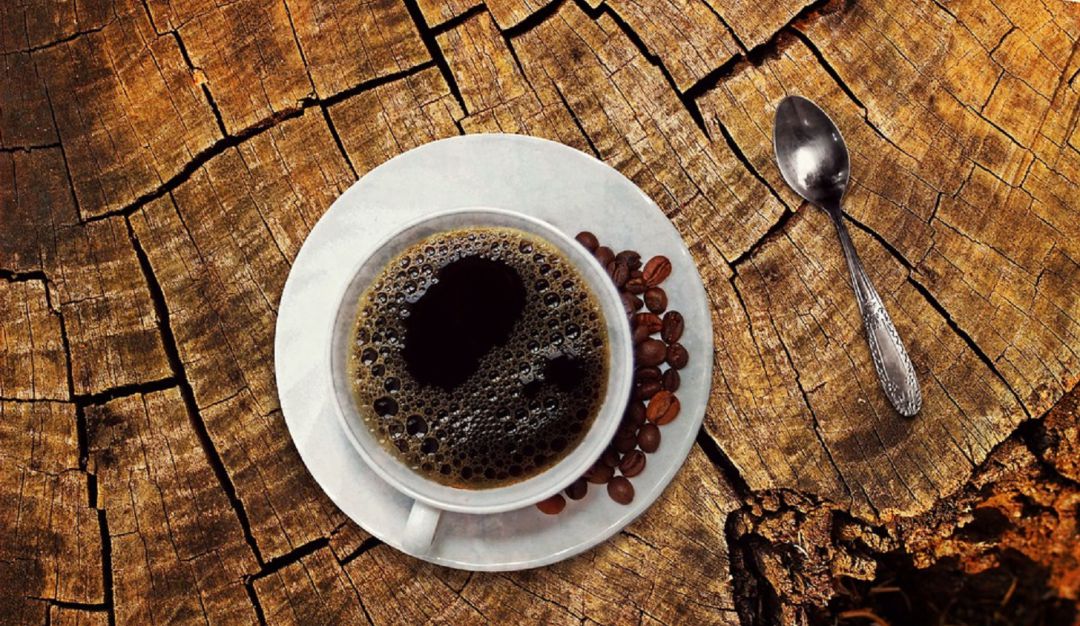 Las causas de tomar café en grandes cantidades: ¡Insólito! Por tomar café se rompió las costillas