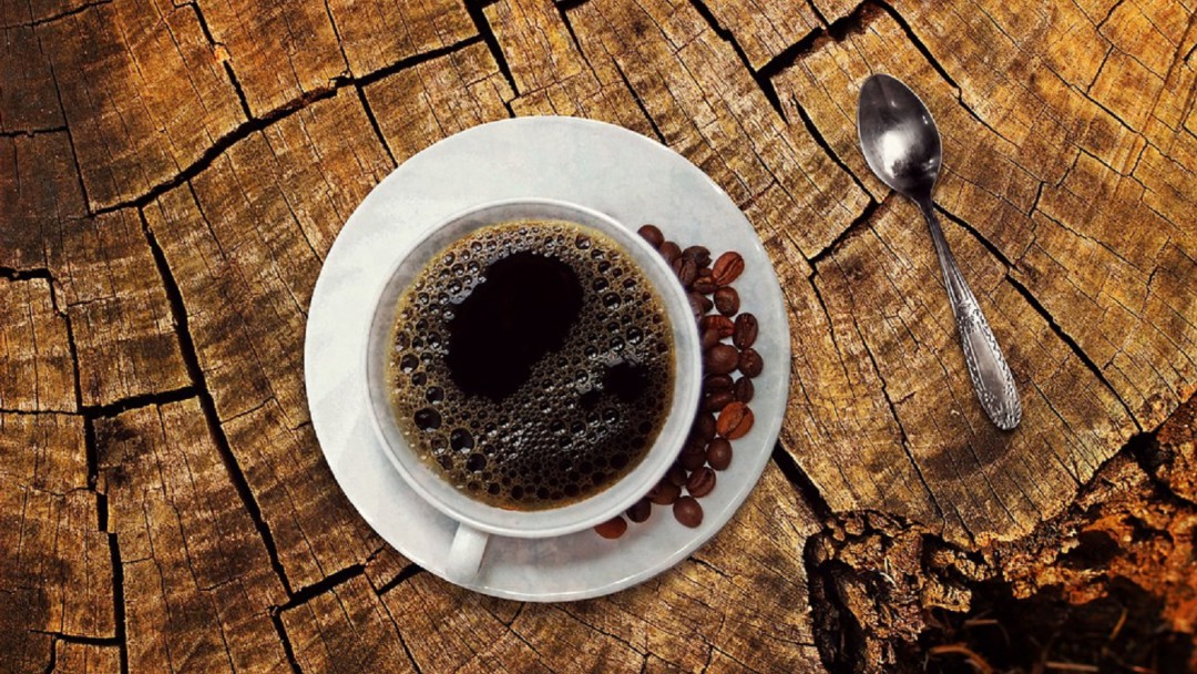 ¡Insólito! Por tomar café se rompió las costillas