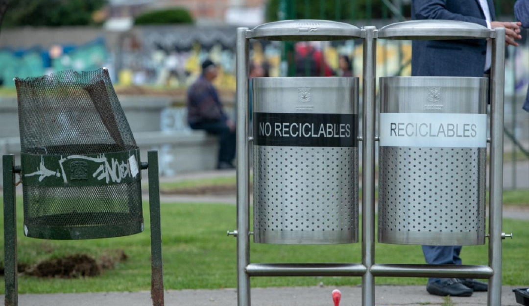 Canecas basura Bogotá: Comienza la instalación de más de 80.000 canecas nuevas en la ciudad