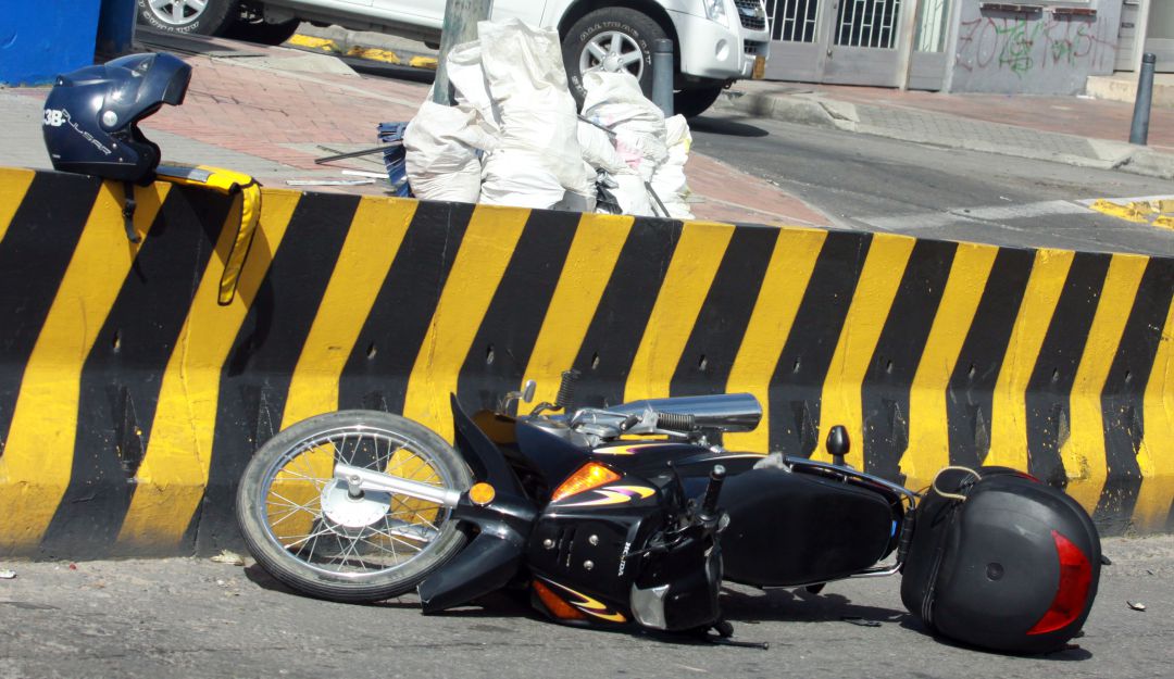 Accidente: Médicos del Hospital Simón Bolívar salvan mujer accidentada en motocicleta