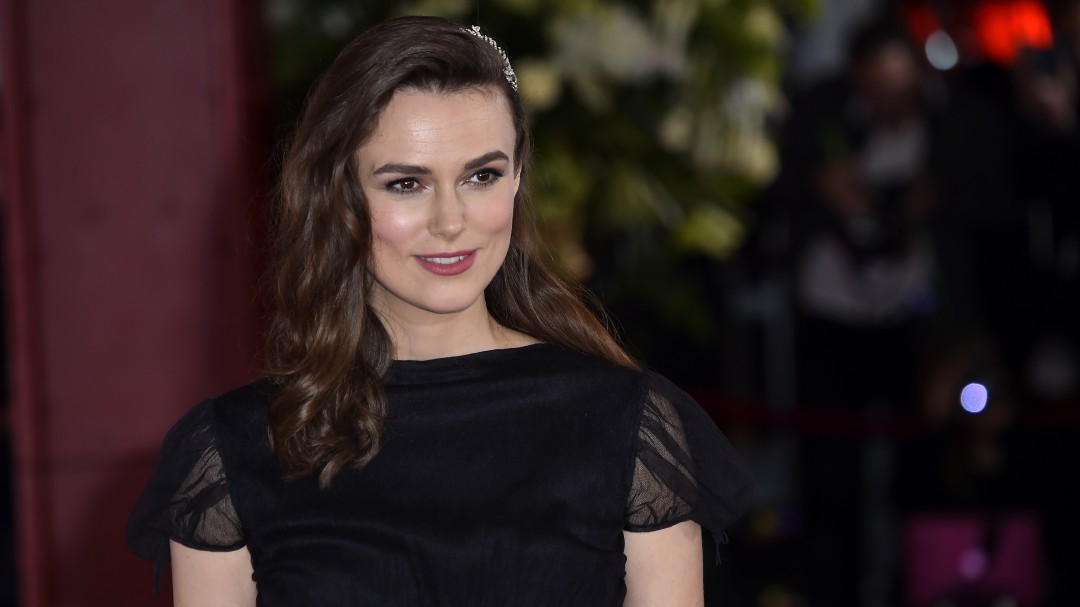 ¡Increíble! Keira Knightley toca 'Despacito' con los dientes