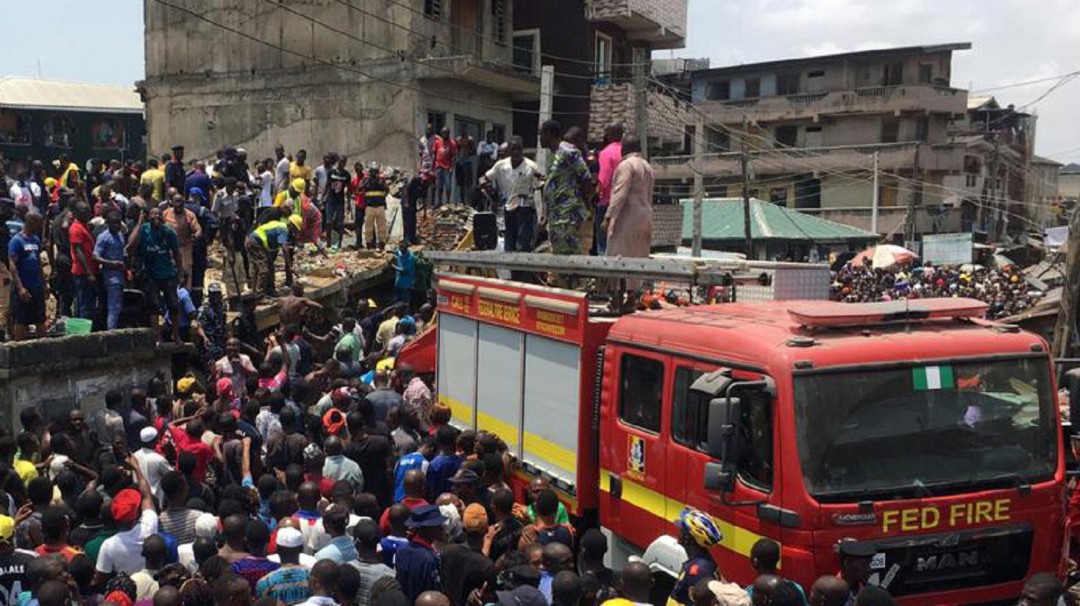 Más de 100 niños atrapados tras el colapso de un colegio en Nigeria