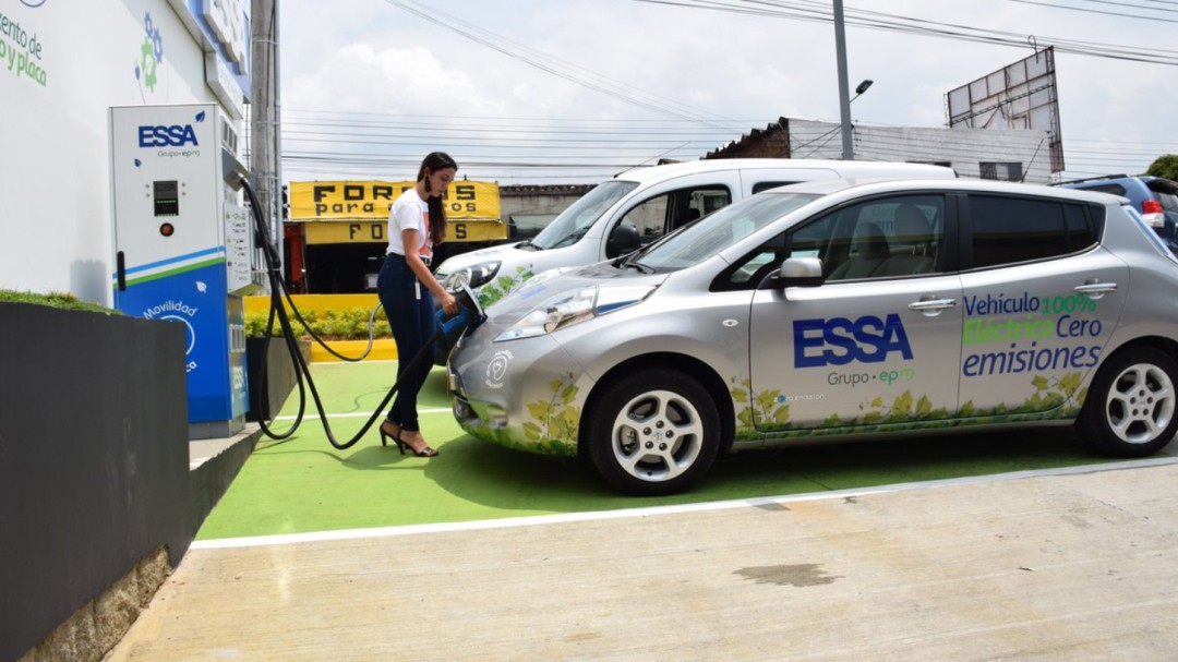 VIDEO: Así se recargan carros eléctricos