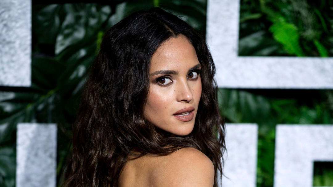 ¡Por todo lo alto! Adria Arjona debutará en tremenda película de Netflix