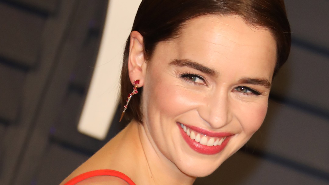 Con Lenguaje de cejas Así invitó Emilia Clarke a un fan al estreno de GoT