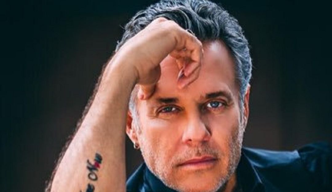Alexis Ayala: Actor mexicano toca los pechos de su esposa en plena entrevista