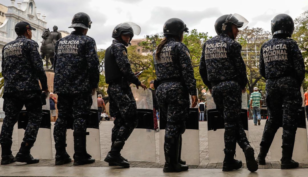 Denuncian fuerte golpiza a periodista polaco por policías venezolanos