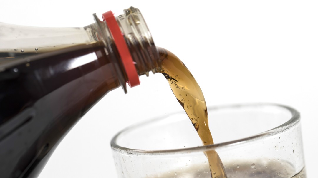 Etiquetas de algunas bebidas azucaradas podrían mentir
