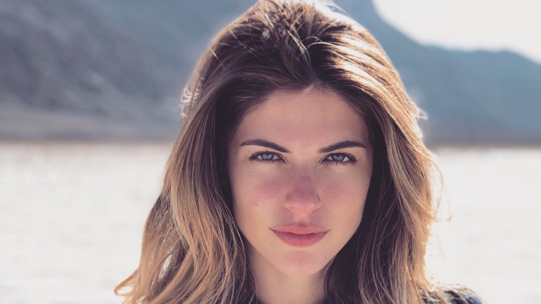 Stephanie Cayo pone en ridículo a un seguidor morboso