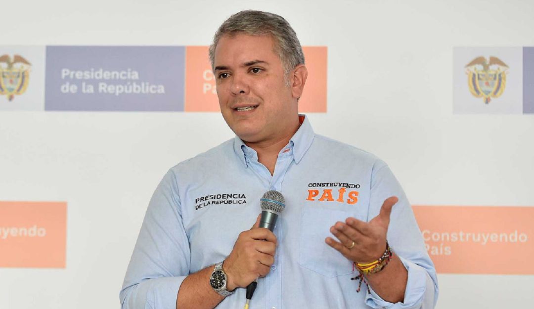 Presidente Duque: El presidente Duque compra unas botas a desmovilizados de las Farc
