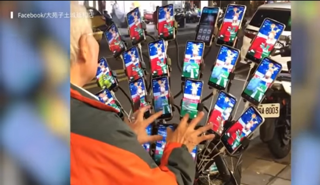 Abuelo juega Pokémon Go con 21 celulares: ¡Que no le quiten la corona! Este abuelo atrapa Pokemones con 21 celulares