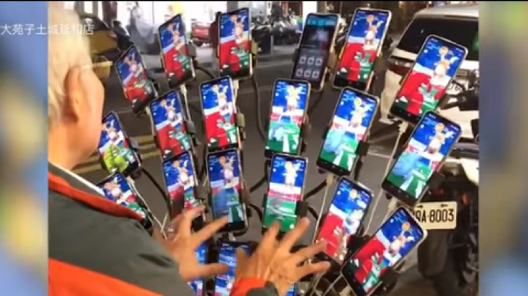 ¡Que no le quiten la corona! Este abuelo atrapa Pokemones con 21 celulares