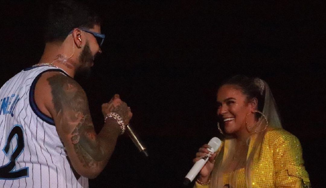 Karol G y Anuel AA: El gracioso gesto de Anuel AA a Karol G mientras duerme
