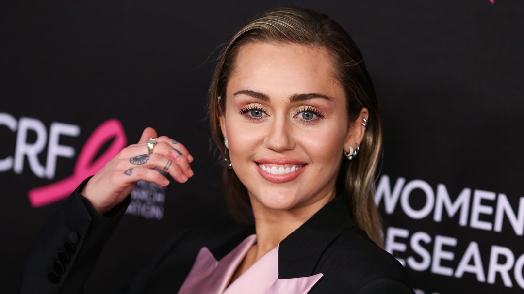 Miley Cyrus llora la muerte de Janice Freeman