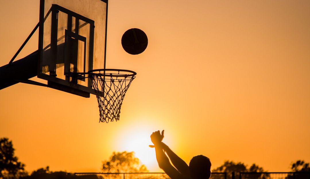 Juego de baloncesto: El gran gesto deportivo que impacta en las redes sociales