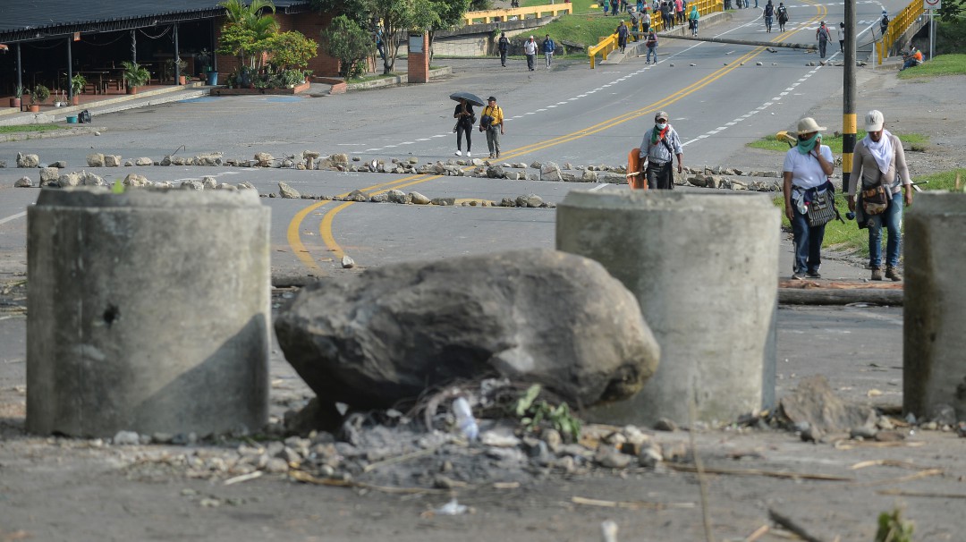 Nueva protesta de los indígenas mantiene cerrada la vía Quibdó-Medellín