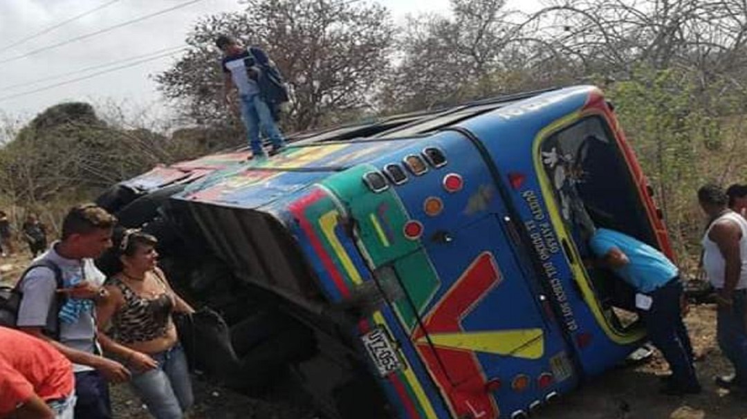 Bus intermunicipal y furgón colisionaron en la vía Barranquilla-Calamar