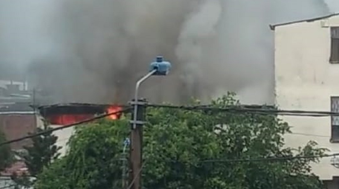 Evacúan estudiantes de un colegio de Bucaramanga por voraz incendio