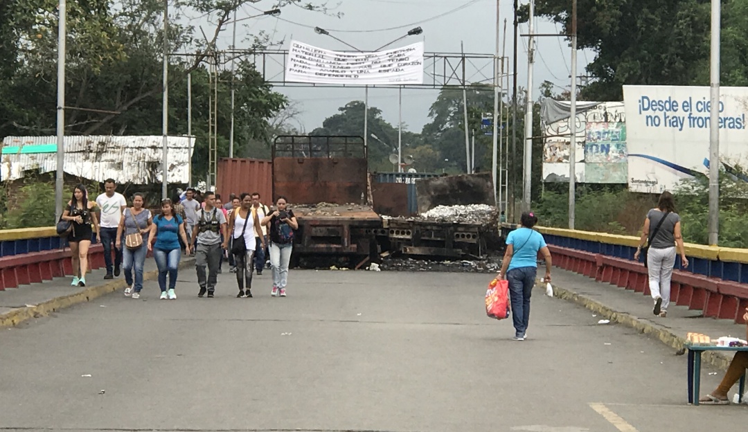 Paso de personas por el puente internacional Francisco de Paula Santander en Cúcuta