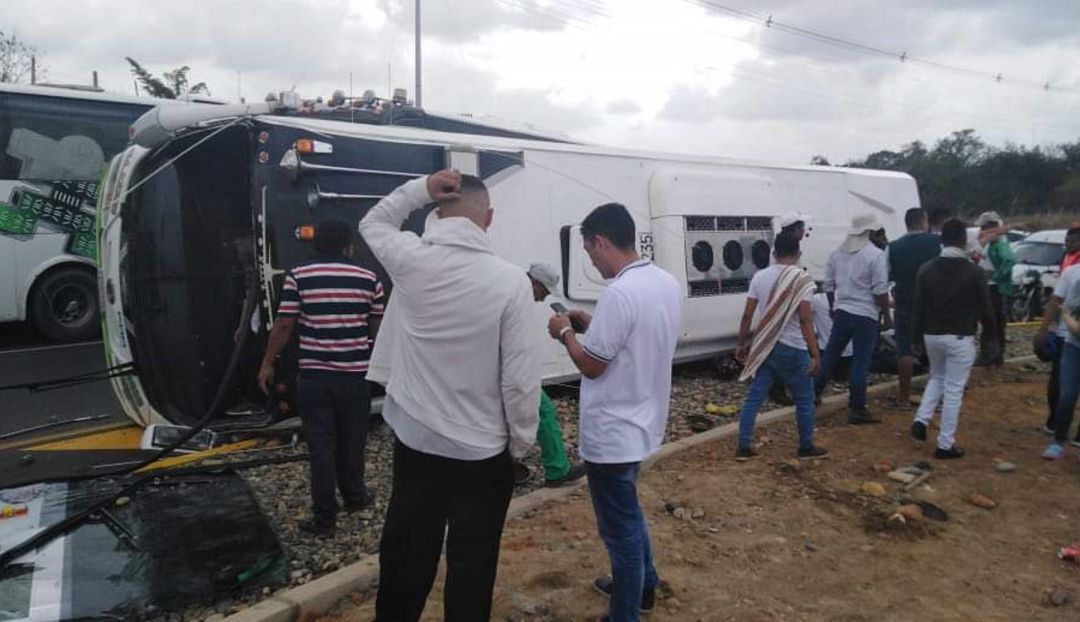 Accidente en Antioquia, bus en Caucasia, Vía Medellín - Montería: Bus con 40 personas se volcó en vía Medellín – Montería