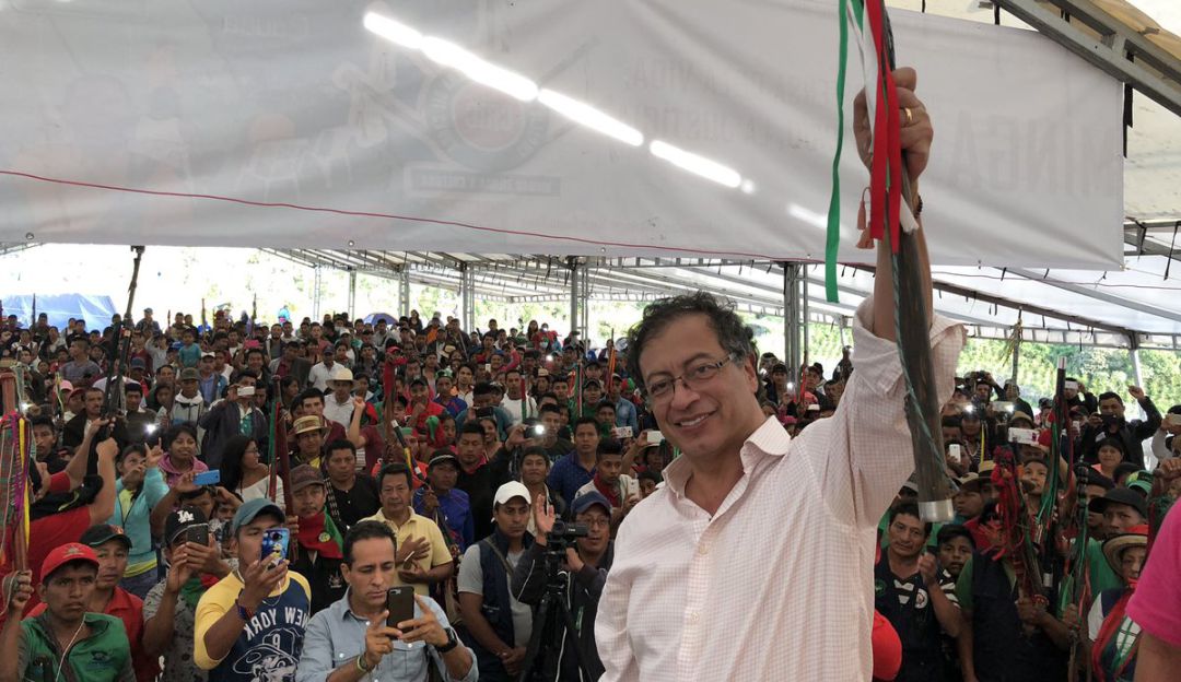 Petro visita a indígenas del Cauca y reta a Duque a hacer lo mismo