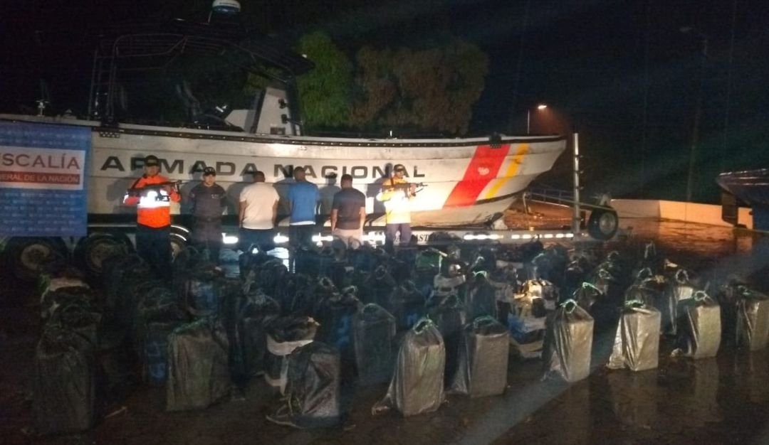 Incautan semisumergible con 1562 kilos de cocaína en el Pacífico