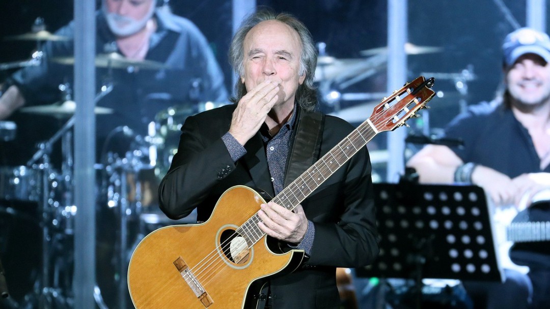 Joan Manuel Serrat inunda Bogotá con la marea del Mediaterráneo