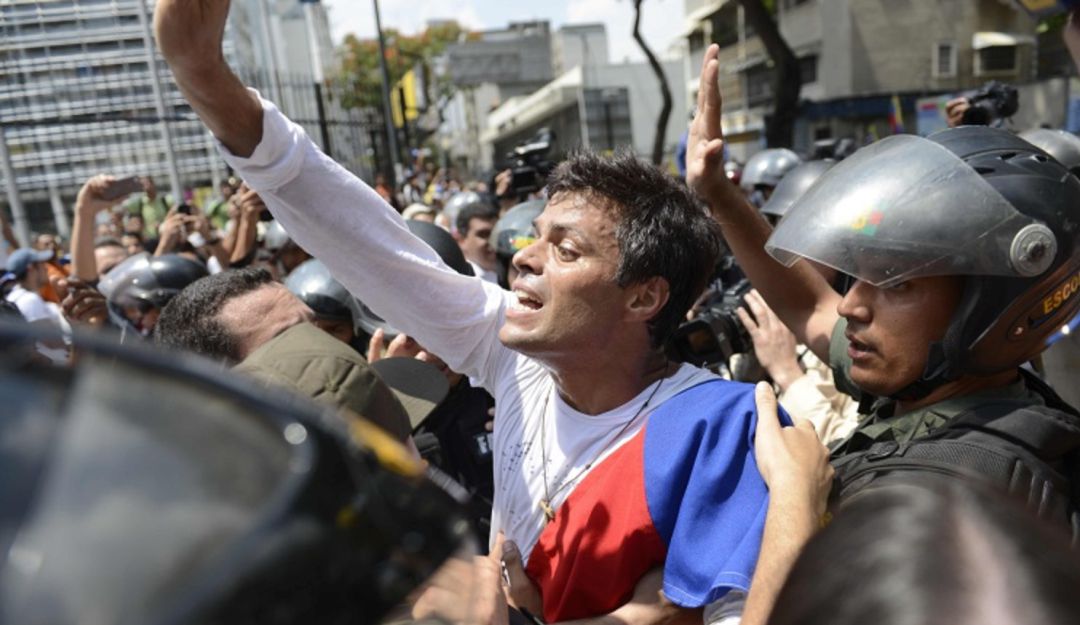 Grupos chavistas rodean residencia de Leopoldo López