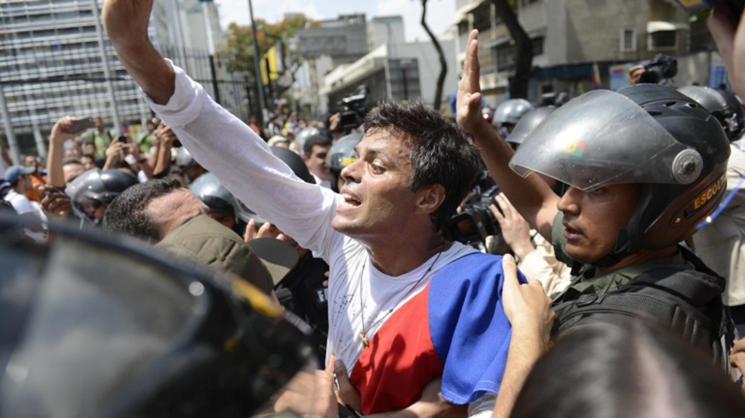 Grupos chavistas rodean residencia de Leopoldo López