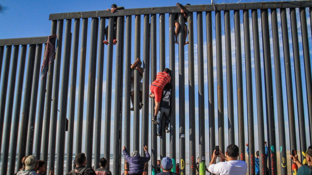 El Pentágono aprueba recursos para muro fronterizo con México