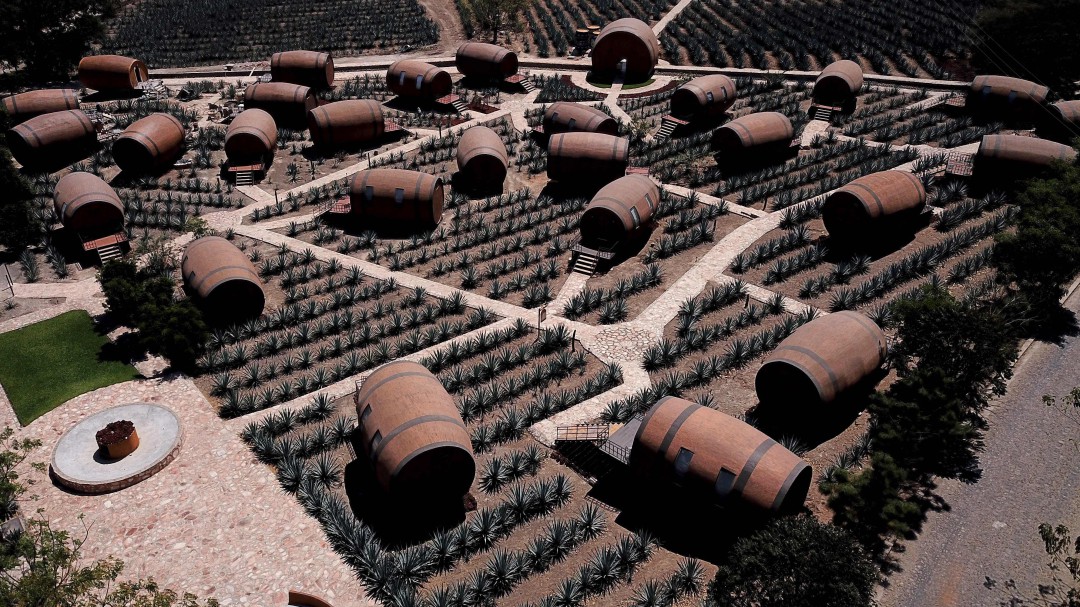 Hotel de barricas introduce a sus huéspedes en los secretos del tequila